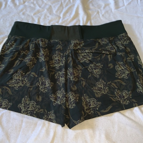 ATHLETA Trekkie North floral print shorts mid rise hiking athletic fabric green - Picture 9 of 13